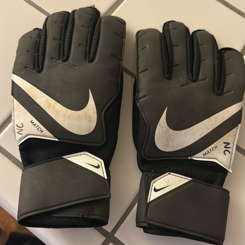 Soccer Goalie, goalkeeper Nike gloves, size 8, like new. Men’s or women’s.